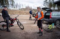 Det var ingen rusning till skidbacken i Källviken denna helg, däremot så var det ett gäng sugna enduroåkare som samlats denna dag för att inviga stigsäsongen.